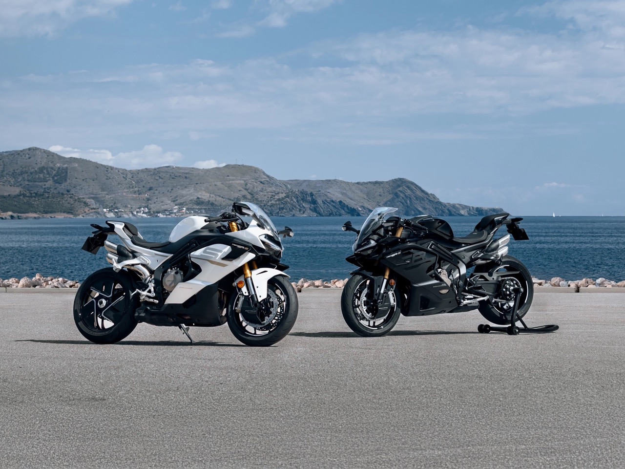 Four-cylinder sports car，CFMOTO，MotoGP，flying close to the ground，inline four-cylinder engine，