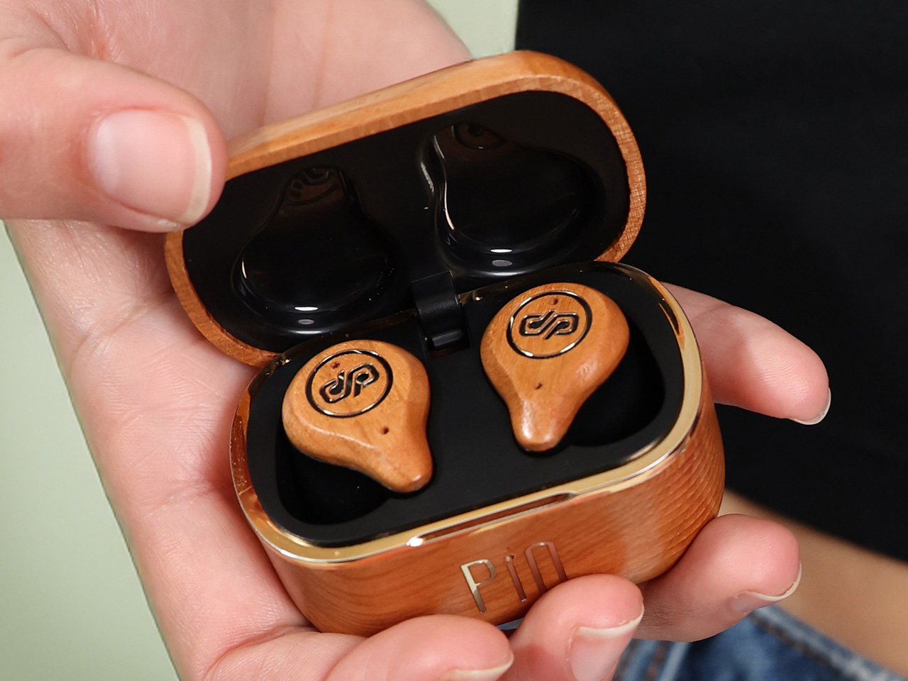Pin luxury，Wireless headset，Walnut，AI real-time translation，Business travel，