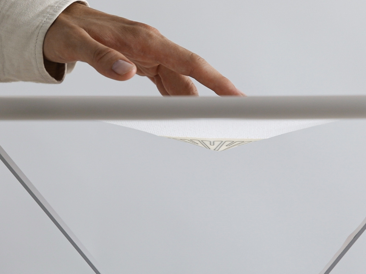 Soft Interfaces，tactile feedback，Interactive Textiles，color change luminescence，Wearable ，