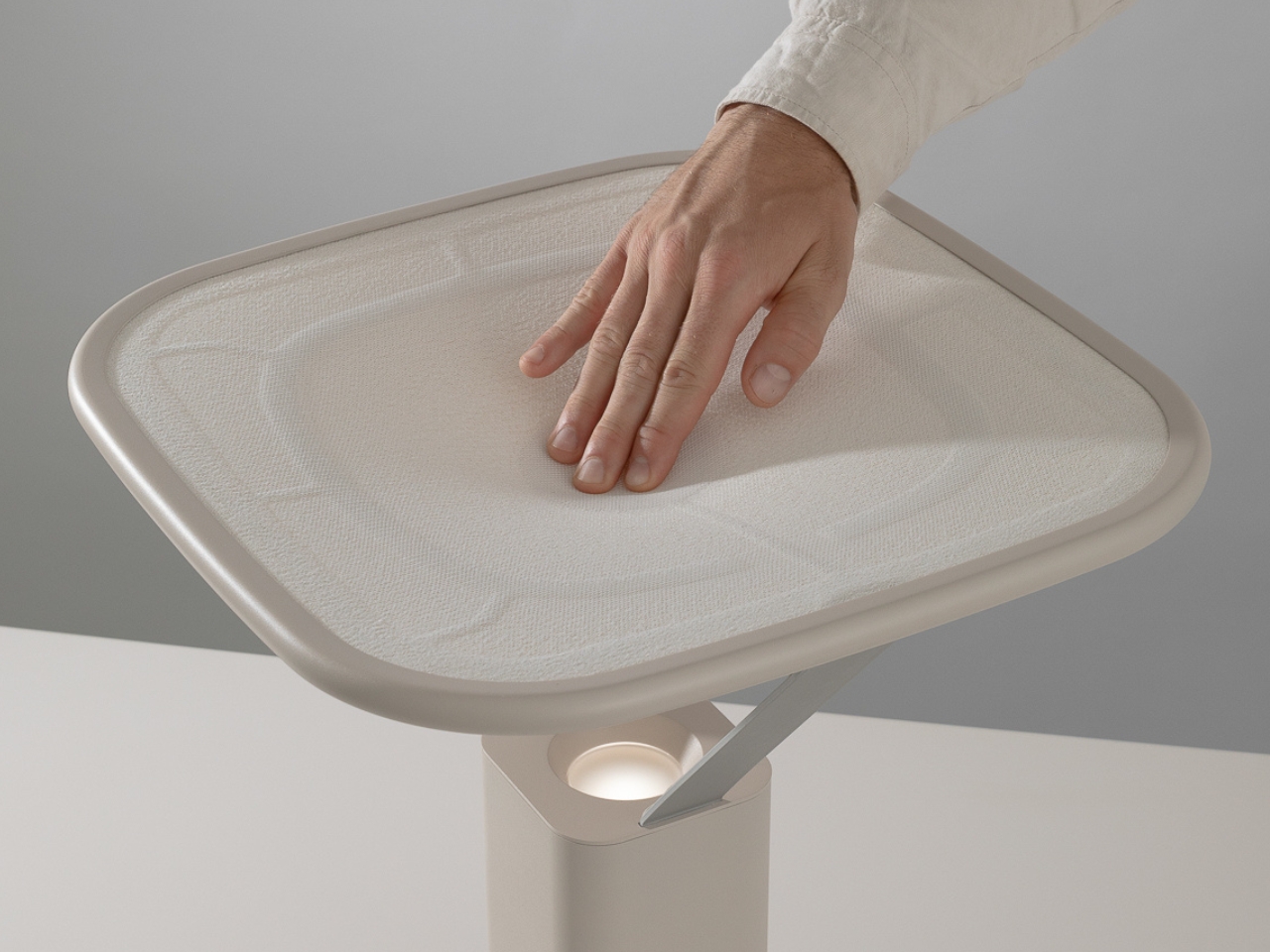 Soft Interfaces，tactile feedback，Interactive Textiles，color change luminescence，Wearable ，