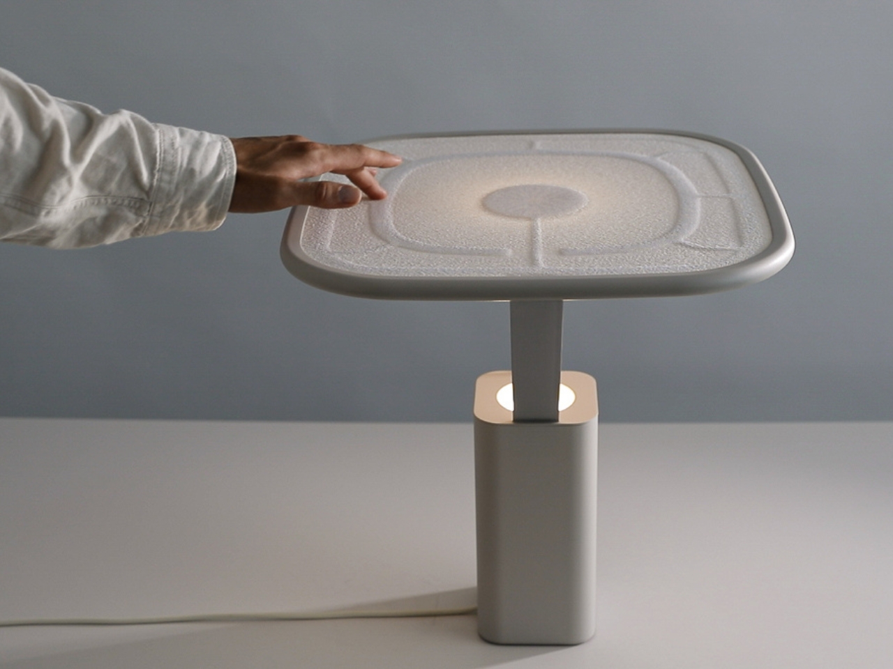 Soft Interfaces，tactile feedback，Interactive Textiles，color change luminescence，Wearable ，