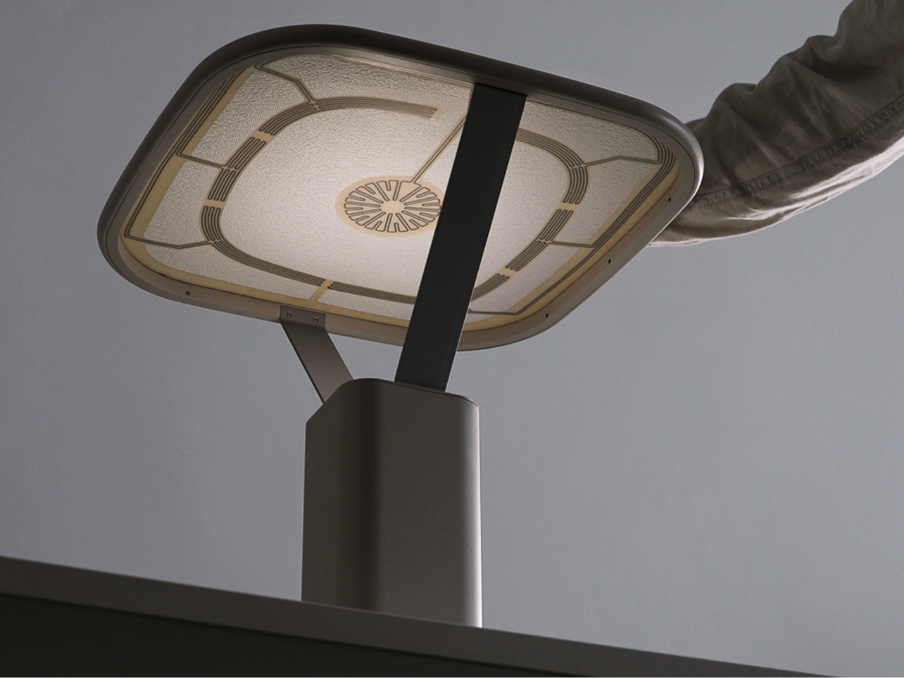 Soft Interfaces，tactile feedback，Interactive Textiles，color change luminescence，Wearable ，