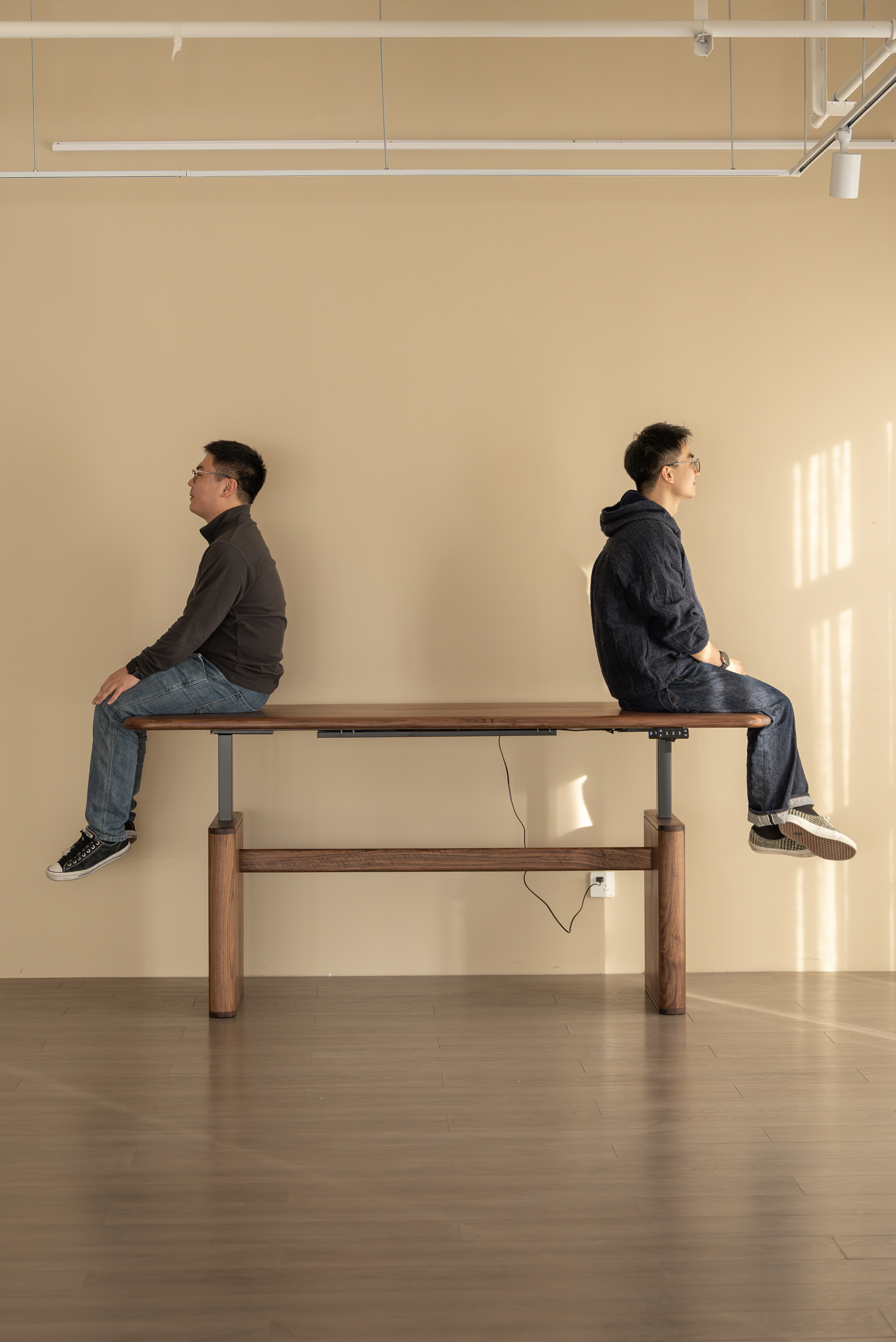 Desk design，furniture design ，Residential Furniture，Solid wood furniture，Black walnut furniture，Lifting table，Original design，