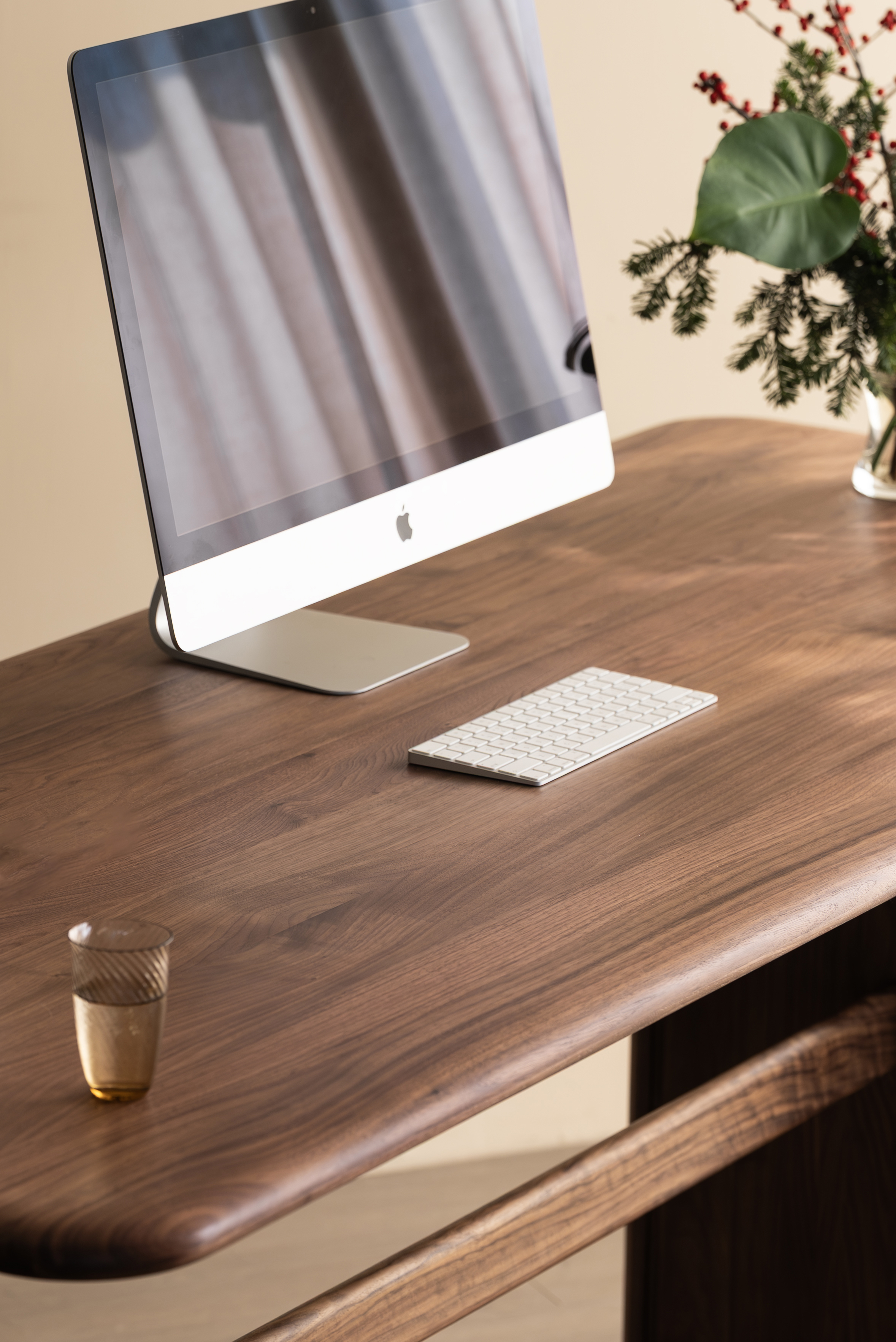 Desk design，furniture design ，Residential Furniture，Solid wood furniture，Black walnut furniture，Lifting table，Original design，