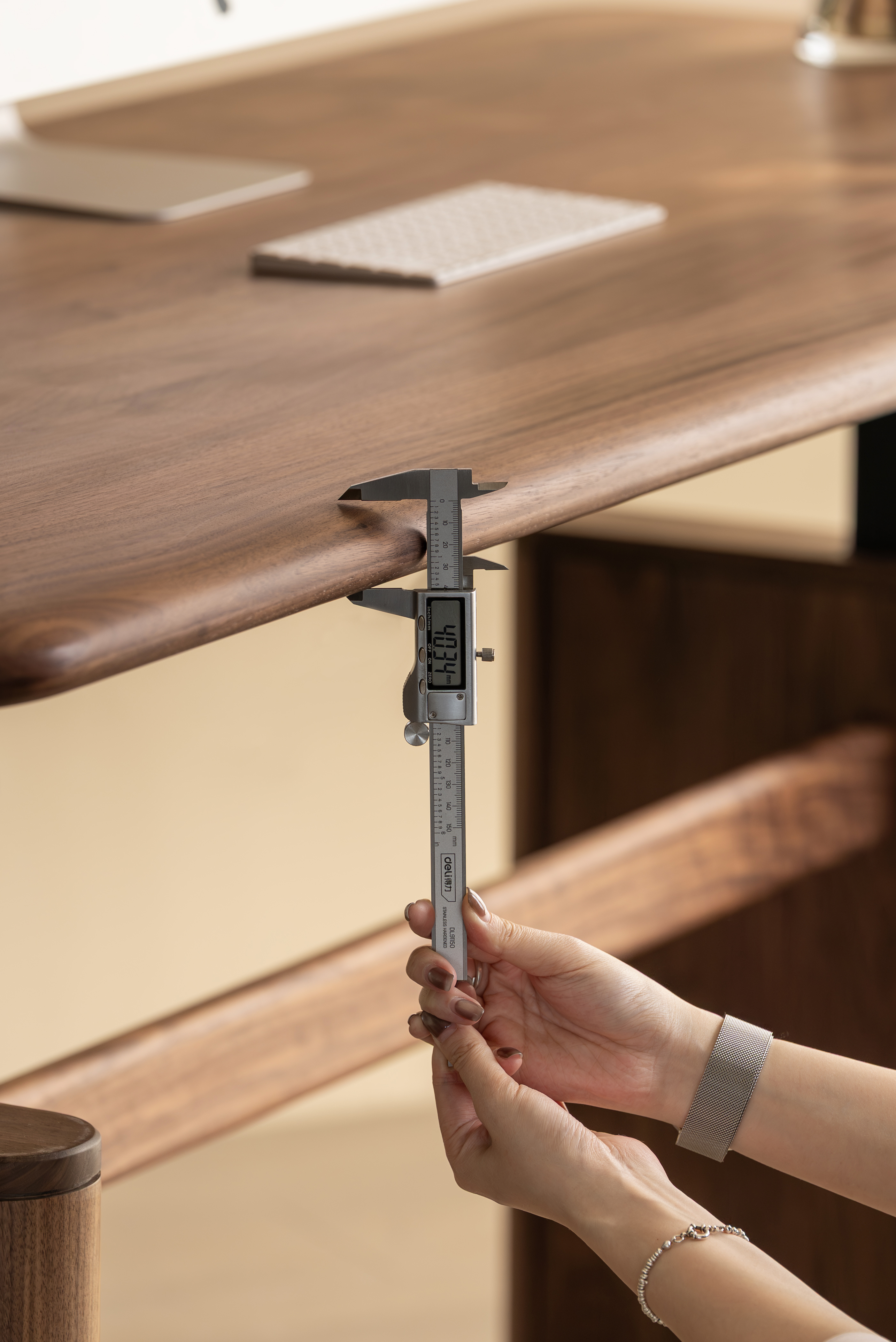 Desk design，furniture design ，Residential Furniture，Solid wood furniture，Black walnut furniture，Lifting table，Original design，