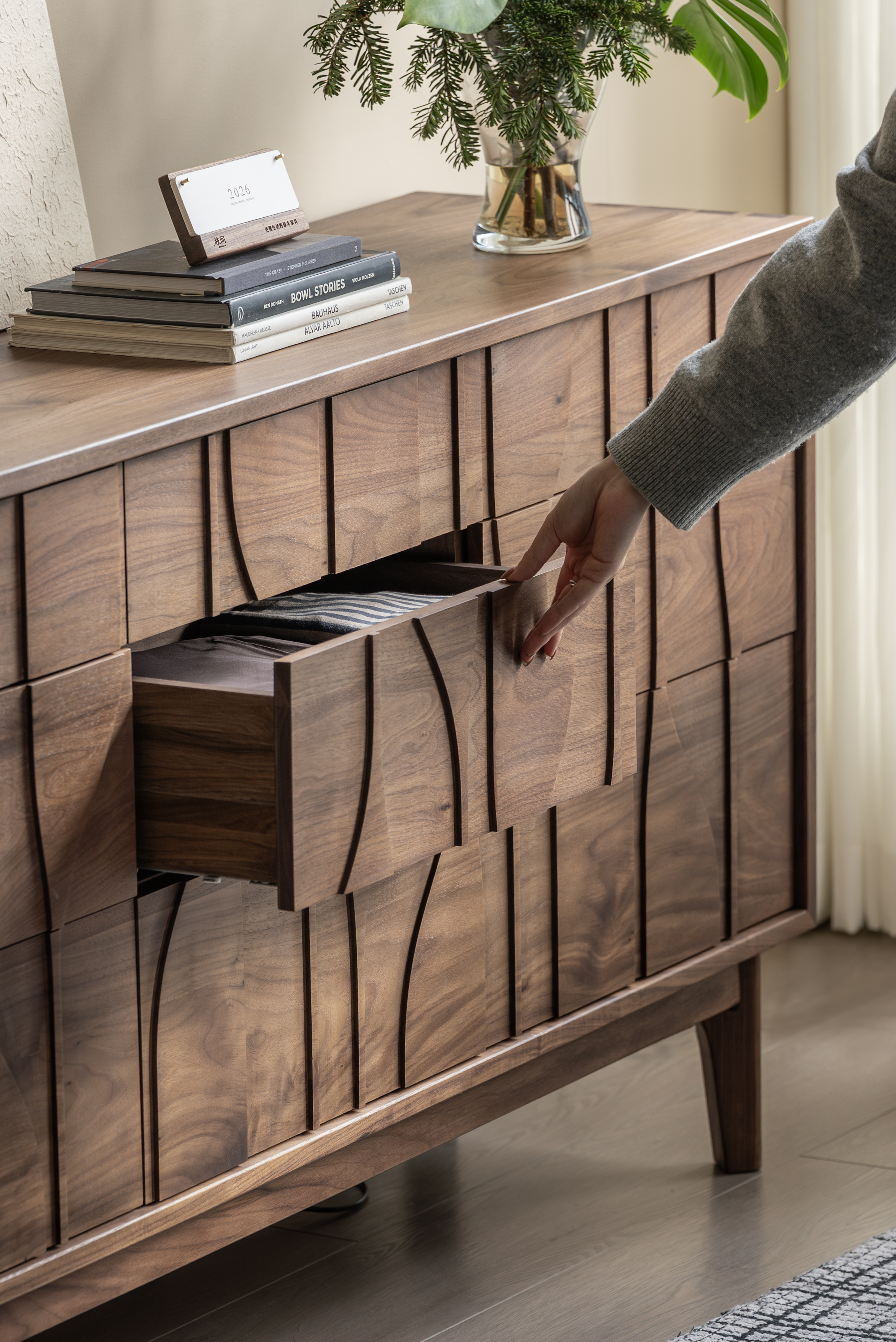 Residential Furniture，Solid wood furniture，Black walnut furniture，furniture design ，Bucket cabinet design，Original design，