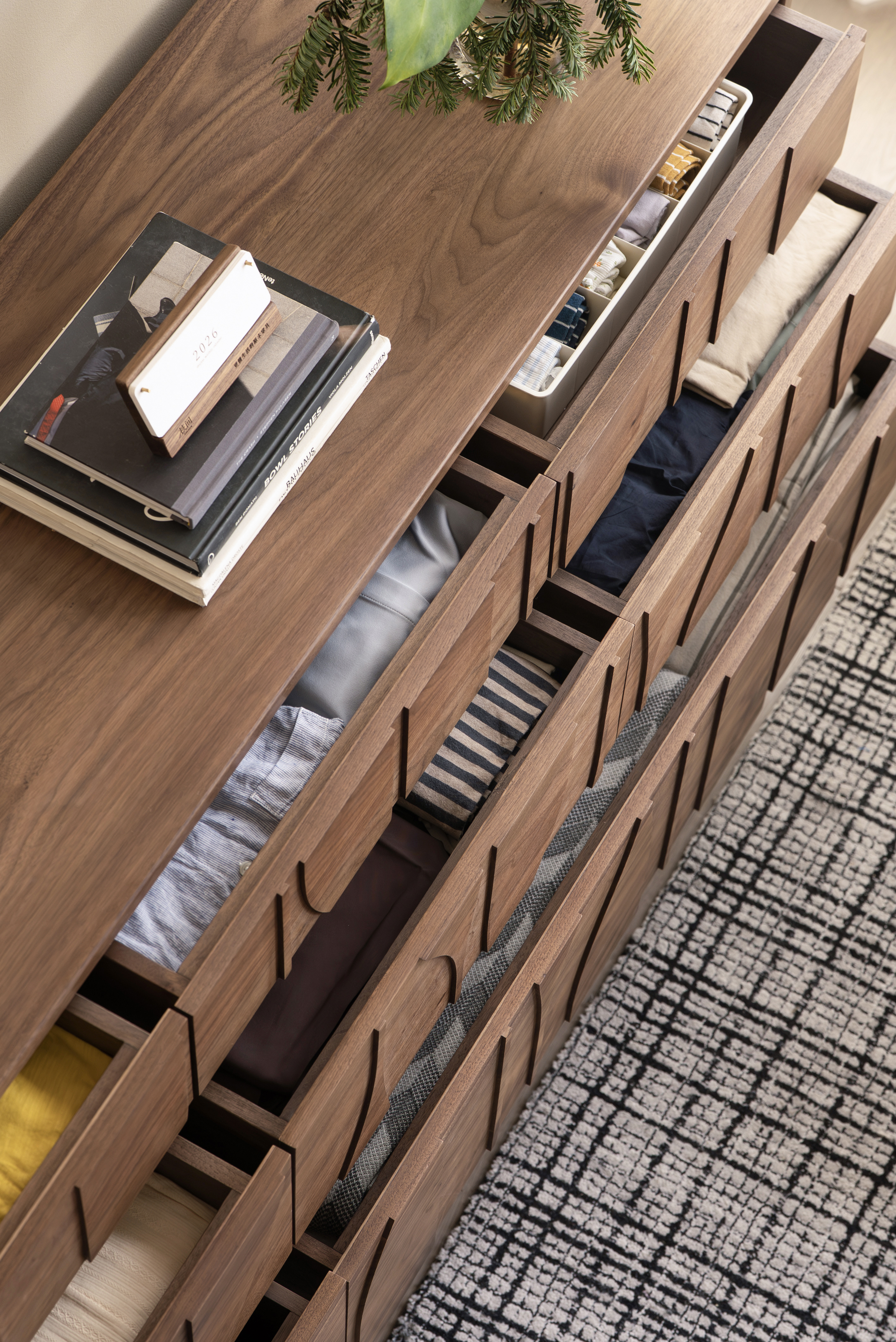 Residential Furniture，Solid wood furniture，Black walnut furniture，furniture design ，Bucket cabinet design，Original design，