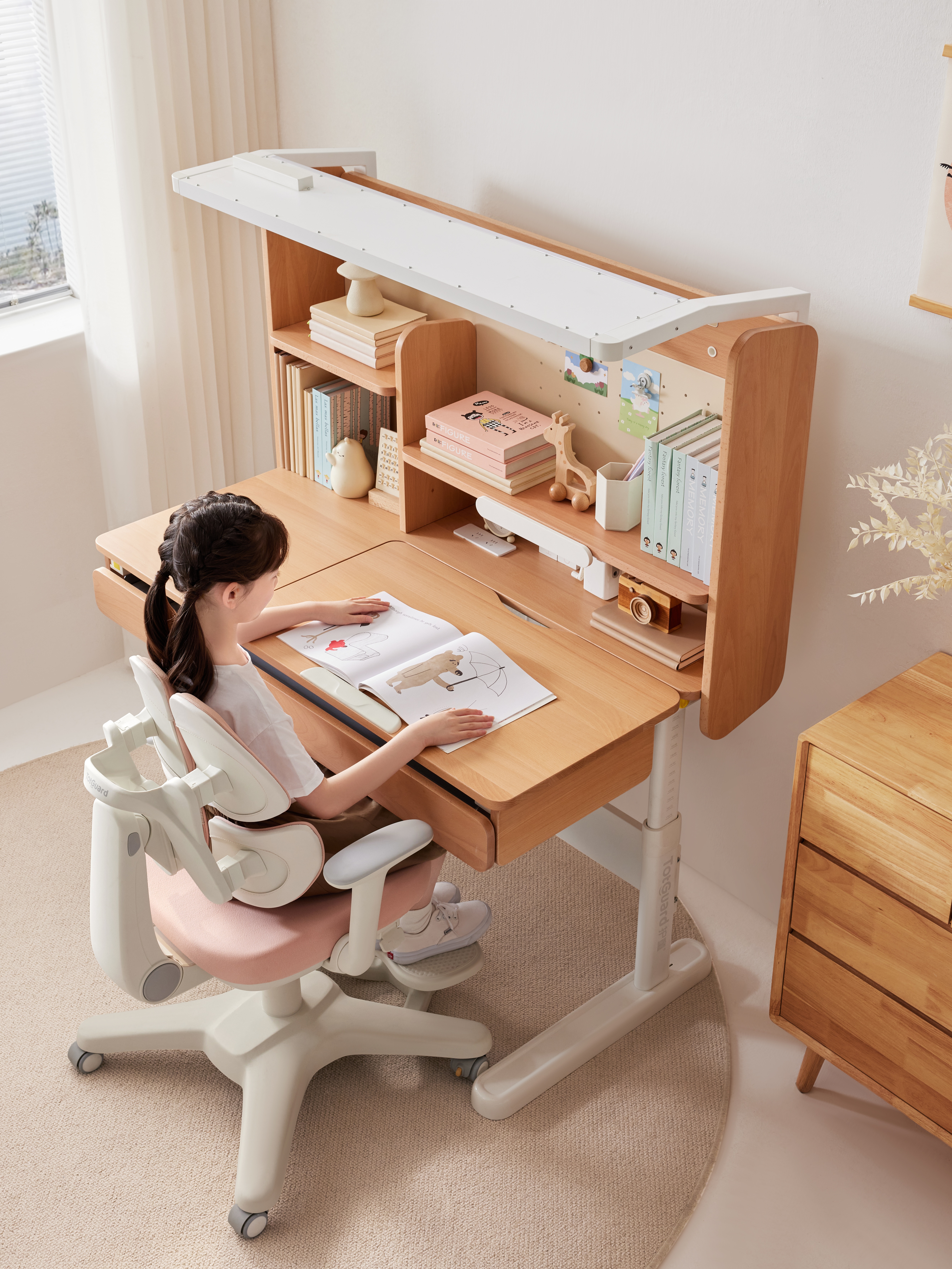 Learning table，Children's desk，furniture design ，Adjustable study table，Eye protection compartment ceiling lamp table integrated，Learning Zone，Integration of learning areas，