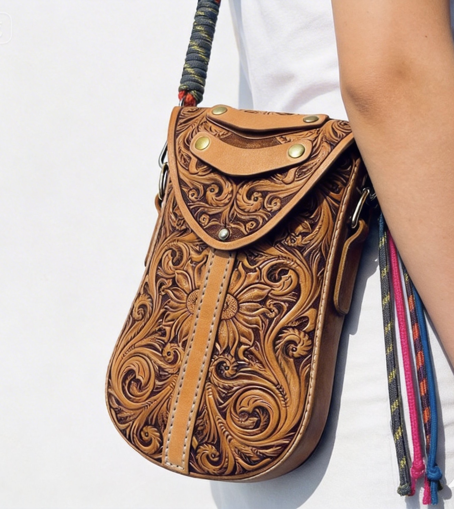 Carved leather bag，