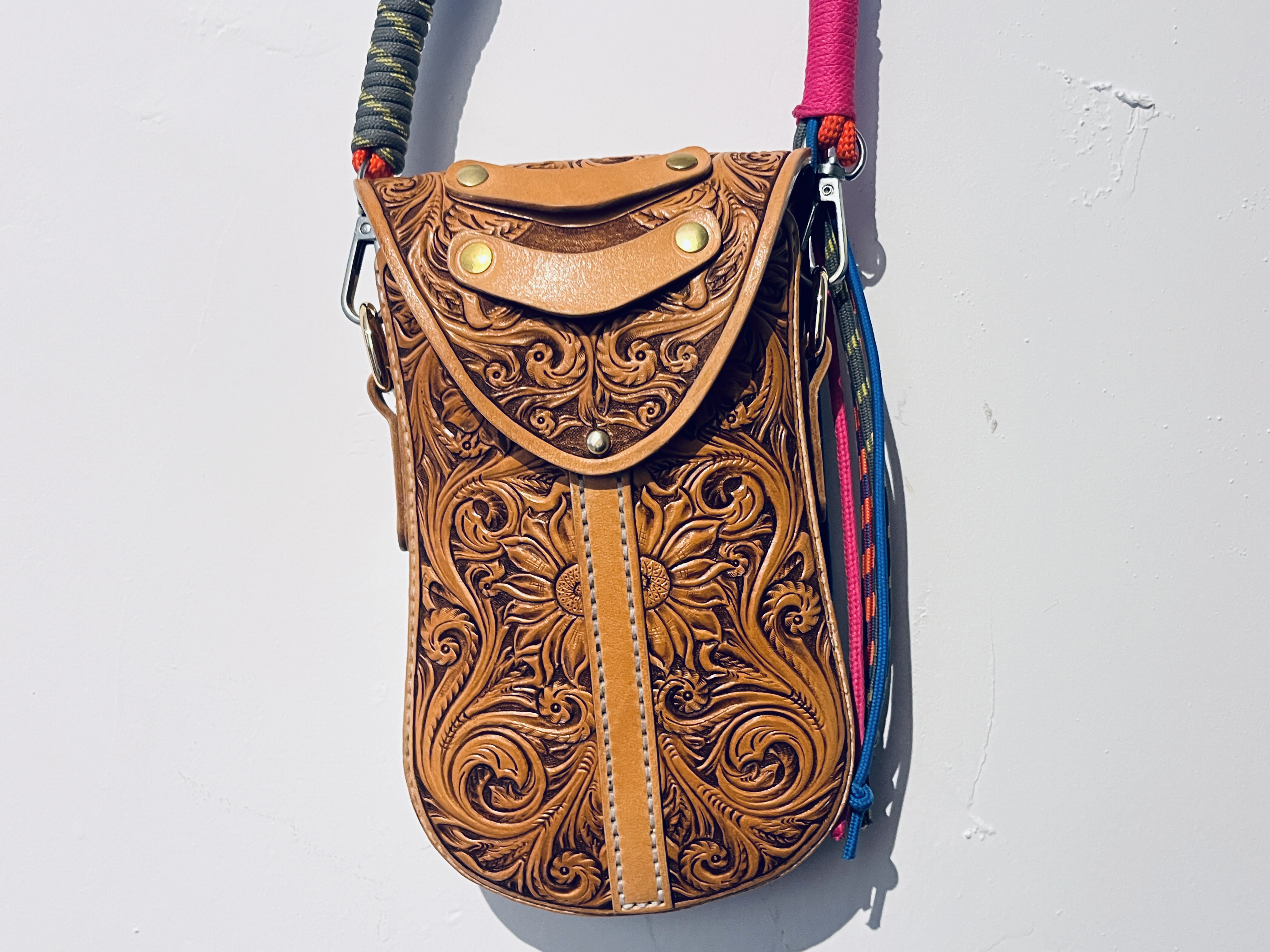 Carved leather bag，