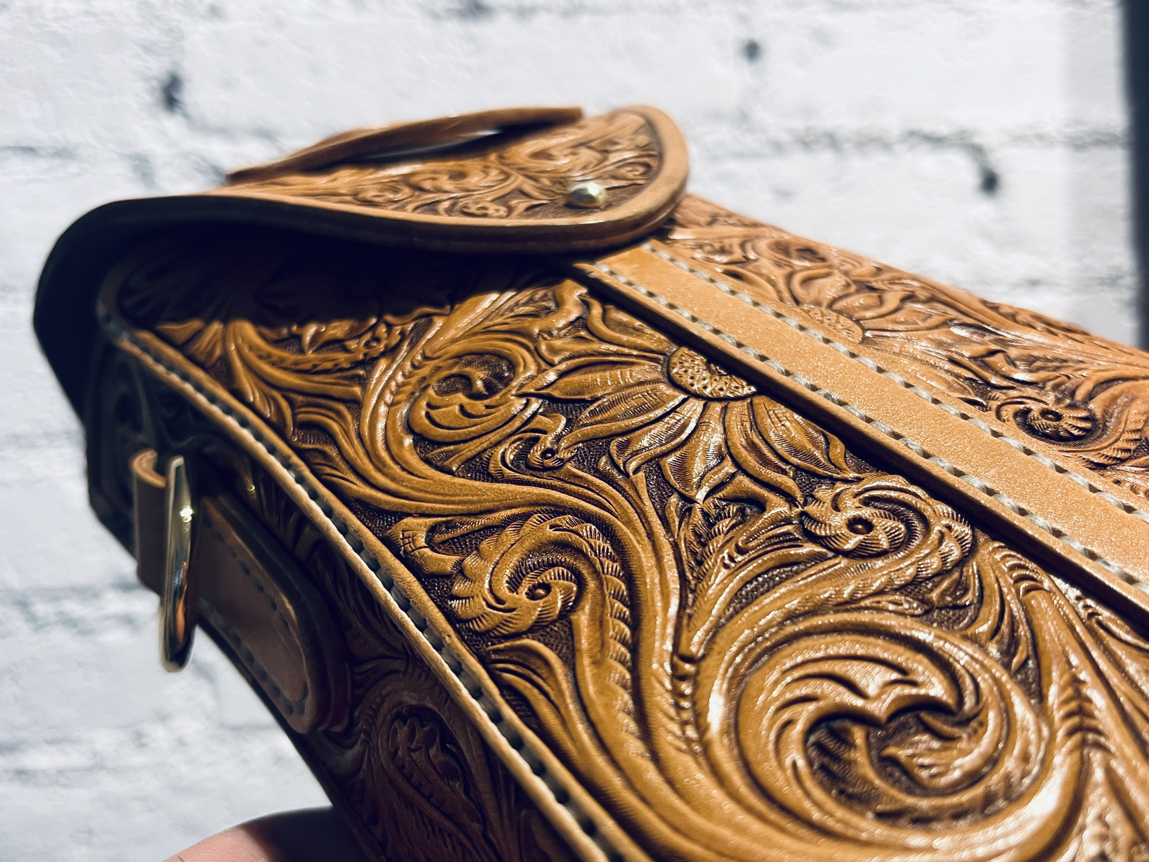 Carved leather bag，