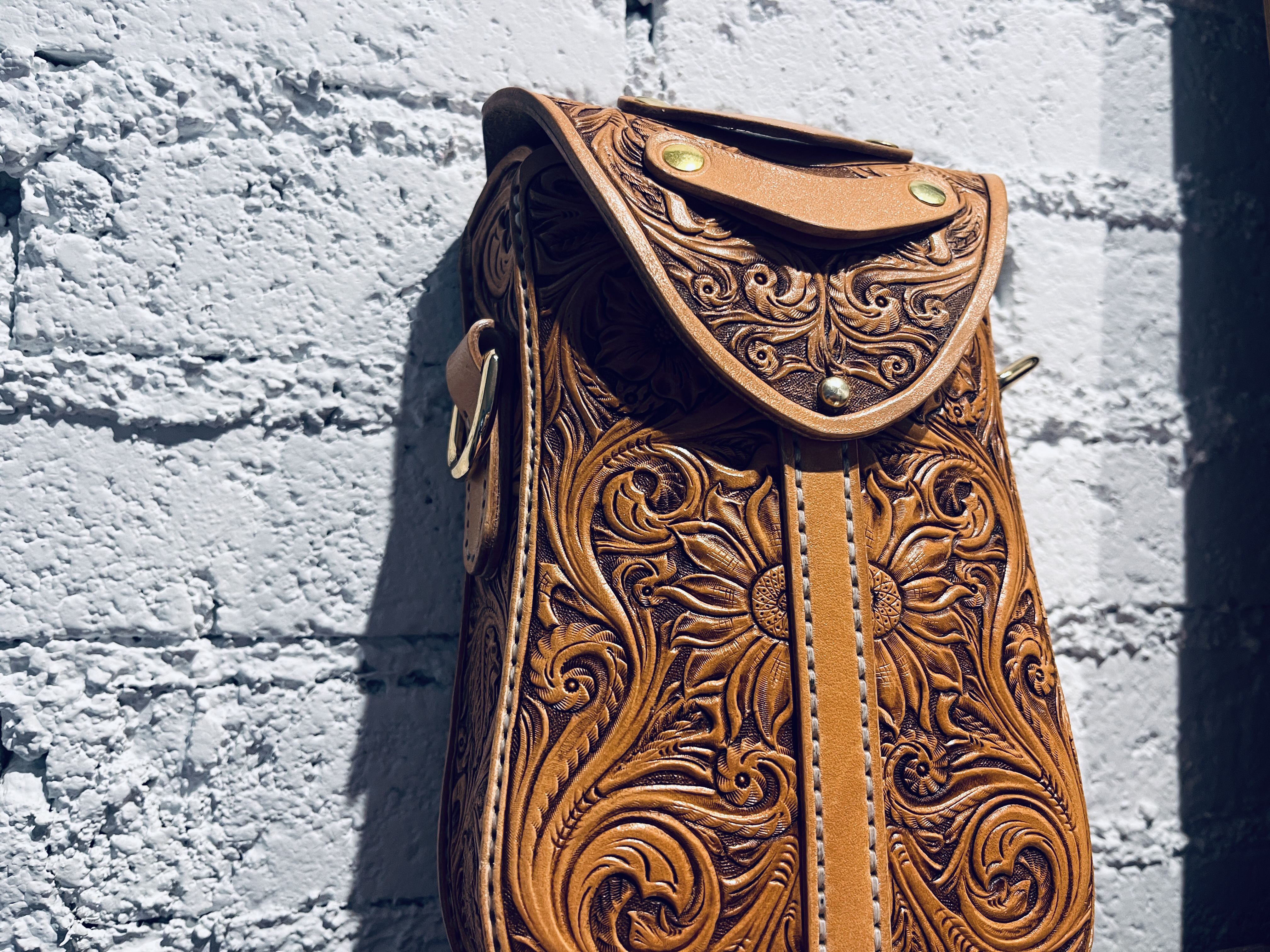 Carved leather bag，