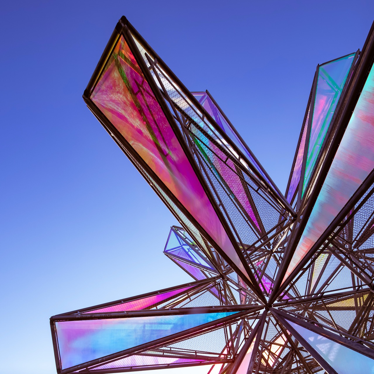 Public art ，Geometric design，Dichroic glass，Pop Star，Viewing platform，