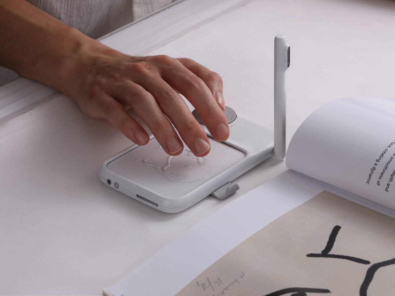 Barrier free design，visually impaired auxiliary，Tactile Display，reading experience，Feel Book，