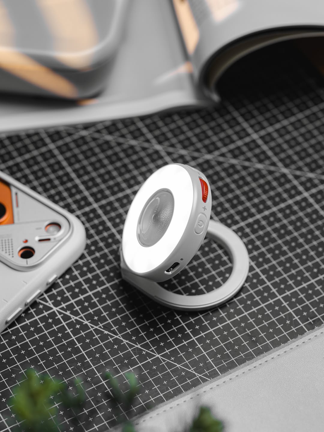 Mobile phone magnetic flash，