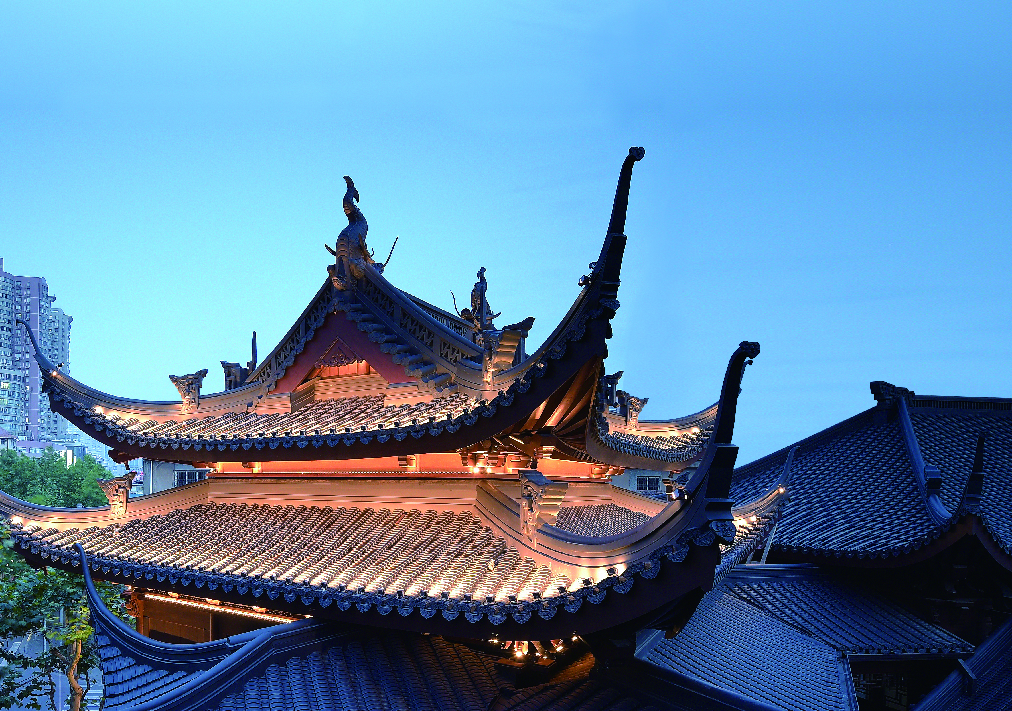 outdoors，Ancient architecture，lamps and lanterns，lighting，atmosphere，concealment，Light effect，Delicate，