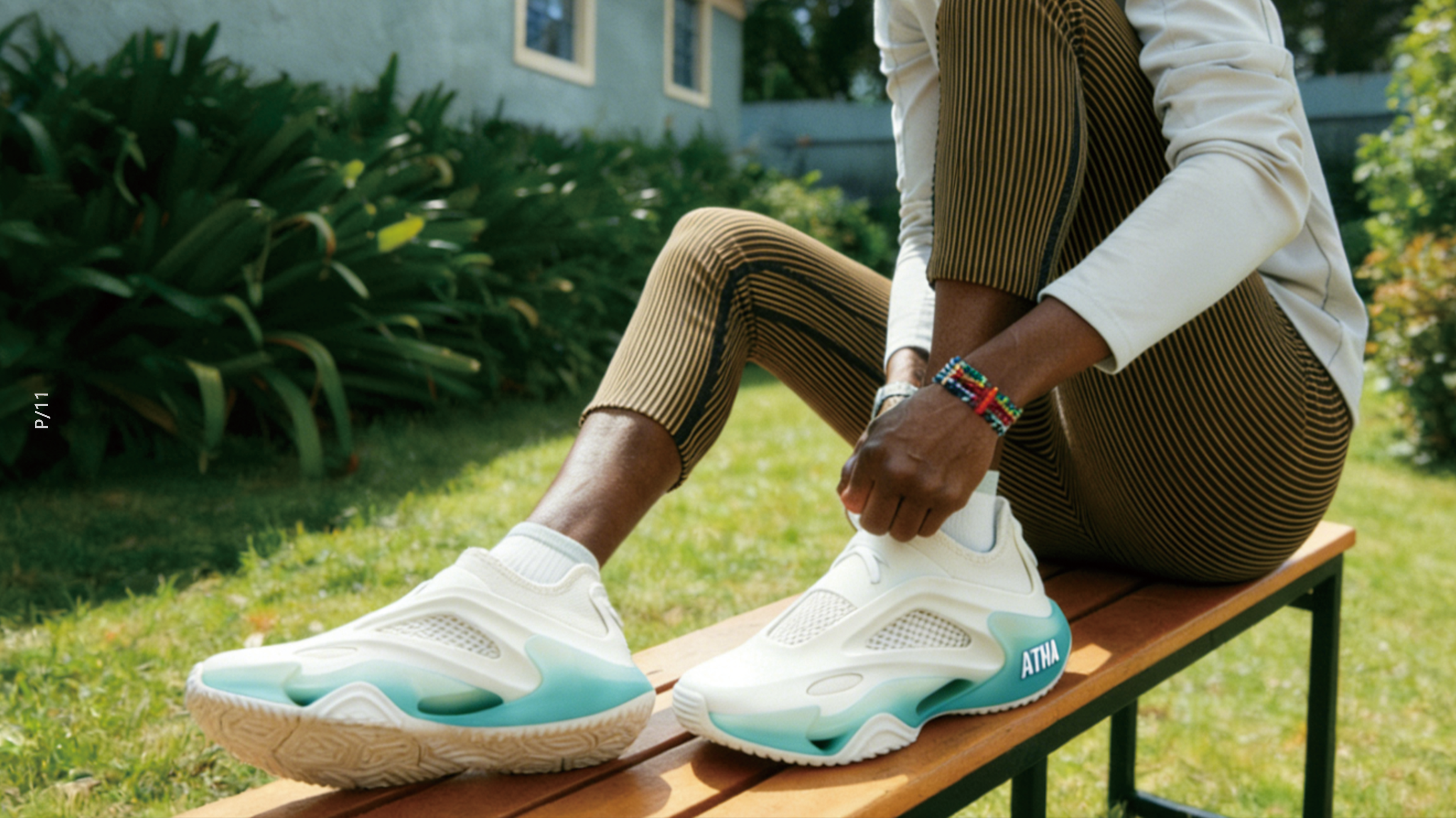 vehicle，sneakers，