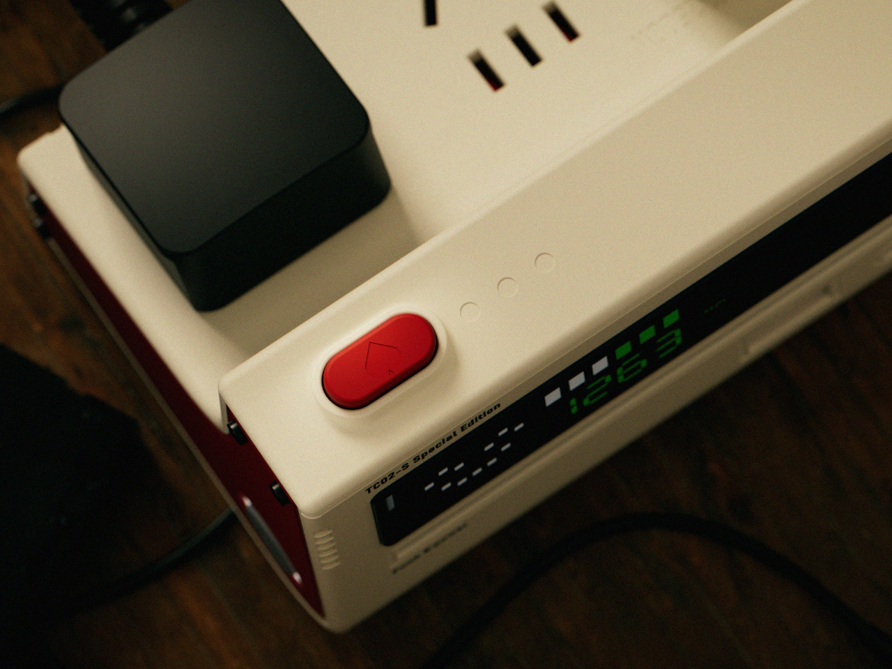Red and white machine insert row，Game wind socket，Nostalgia E-sports，Desktop fast charge，