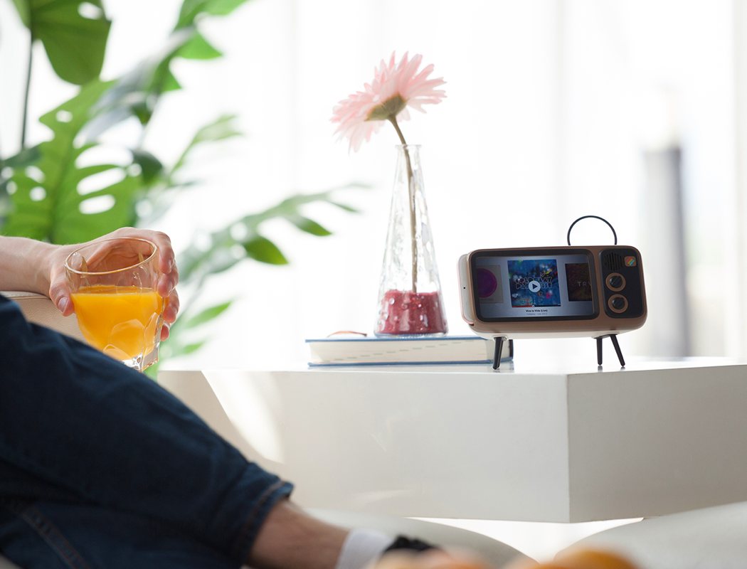 orange，white，Small TV，Mobile phone holder，Retro duck，