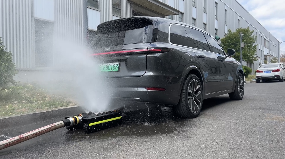 Vehicle chassis cooling fire extinguishing robot，