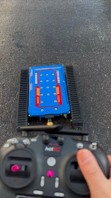 Vehicle chassis cooling fire extinguishing robot，