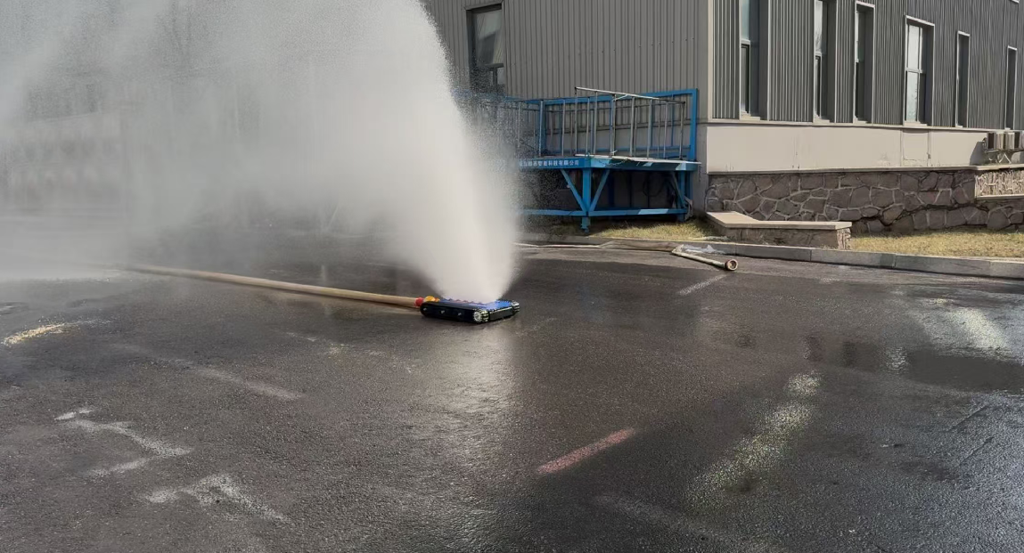 Vehicle chassis cooling fire extinguishing robot，