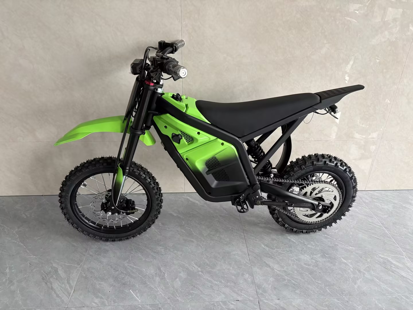 The dream is to earn money from foreigners, but the fact is to roll up the hair of peers.，