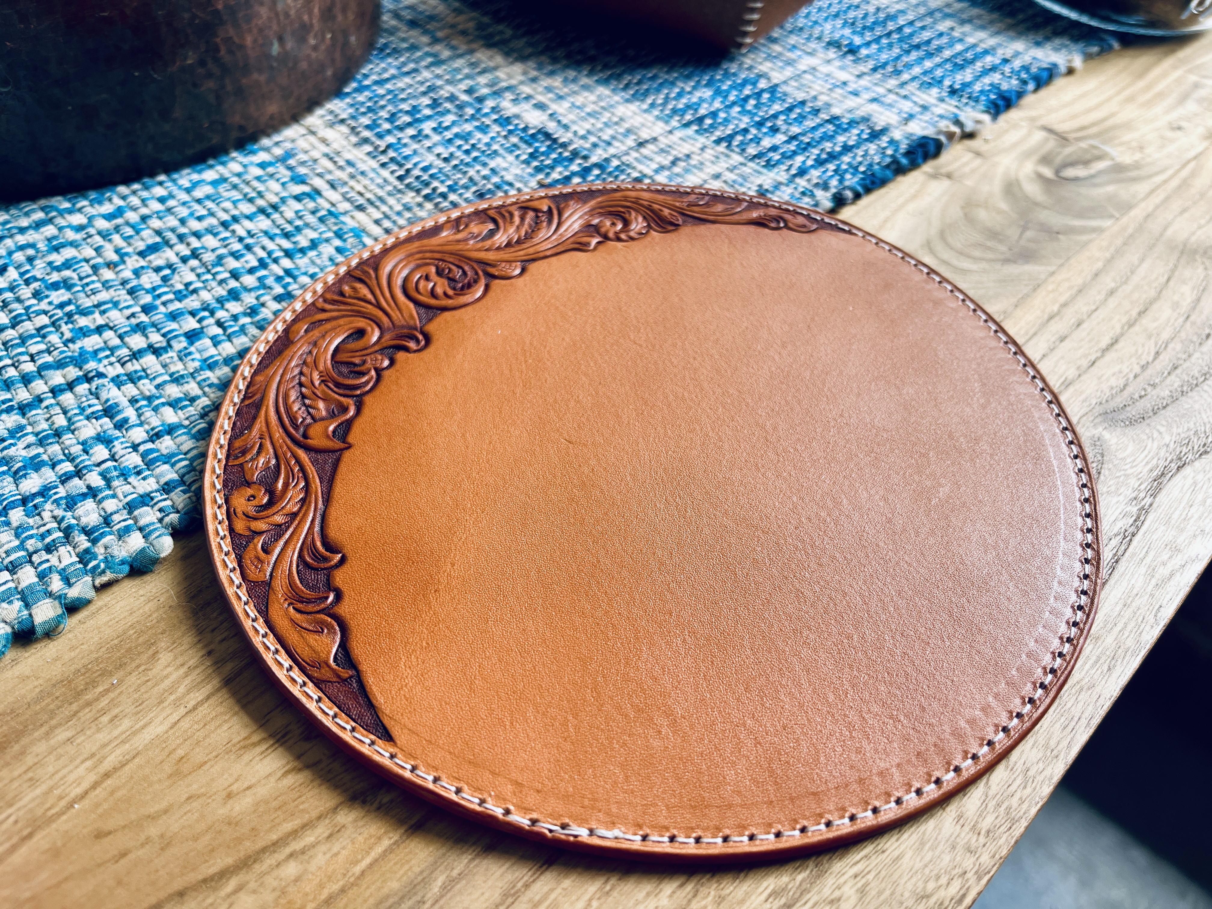 Mouse pad, leather carving，