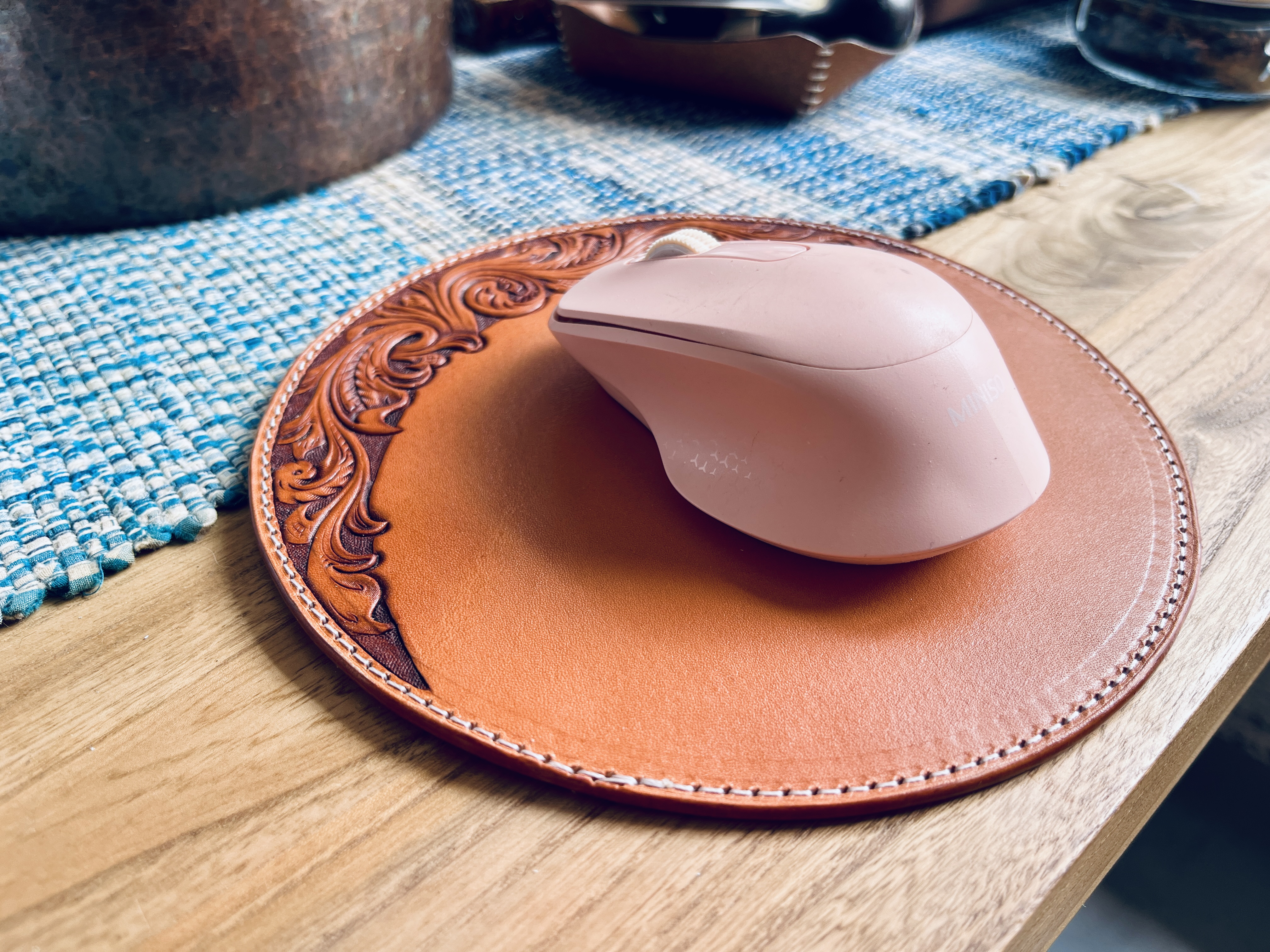 Mouse pad, leather carving，