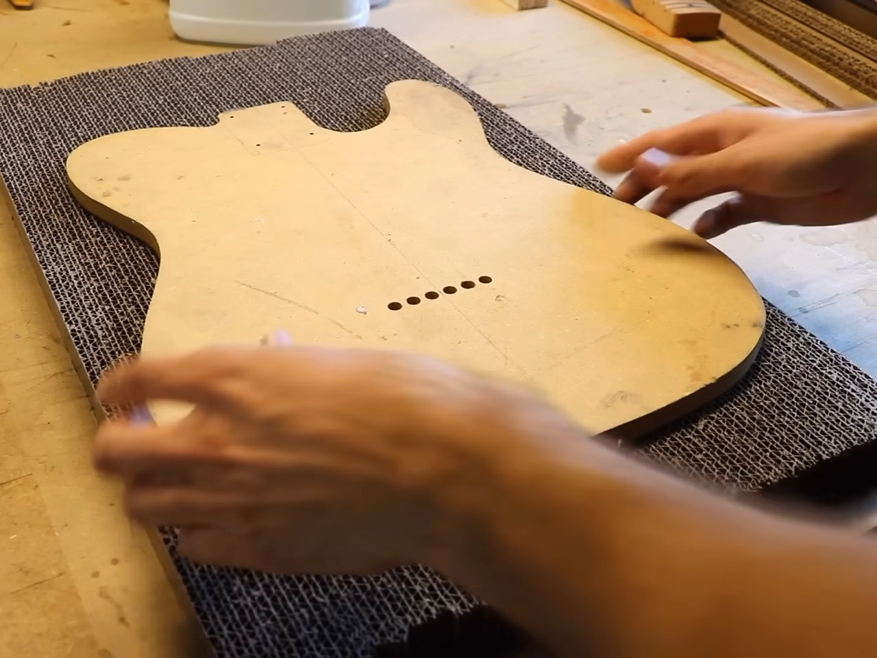 Electric guitar，Corrugated board，originality，Musical Instruments，