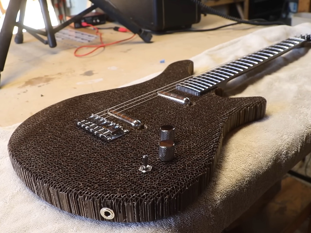 Electric guitar，Corrugated board，originality，Musical Instruments，
