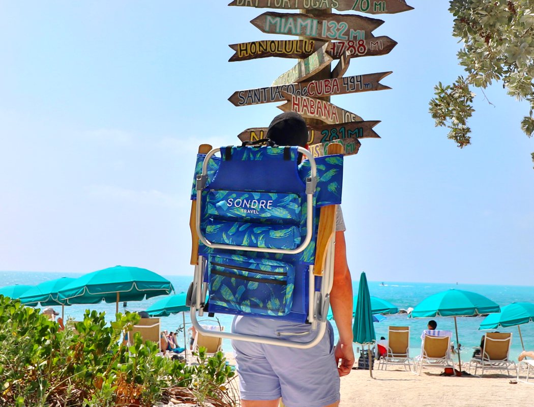 sandy beach，blue，knapsack，chair，Voyage，