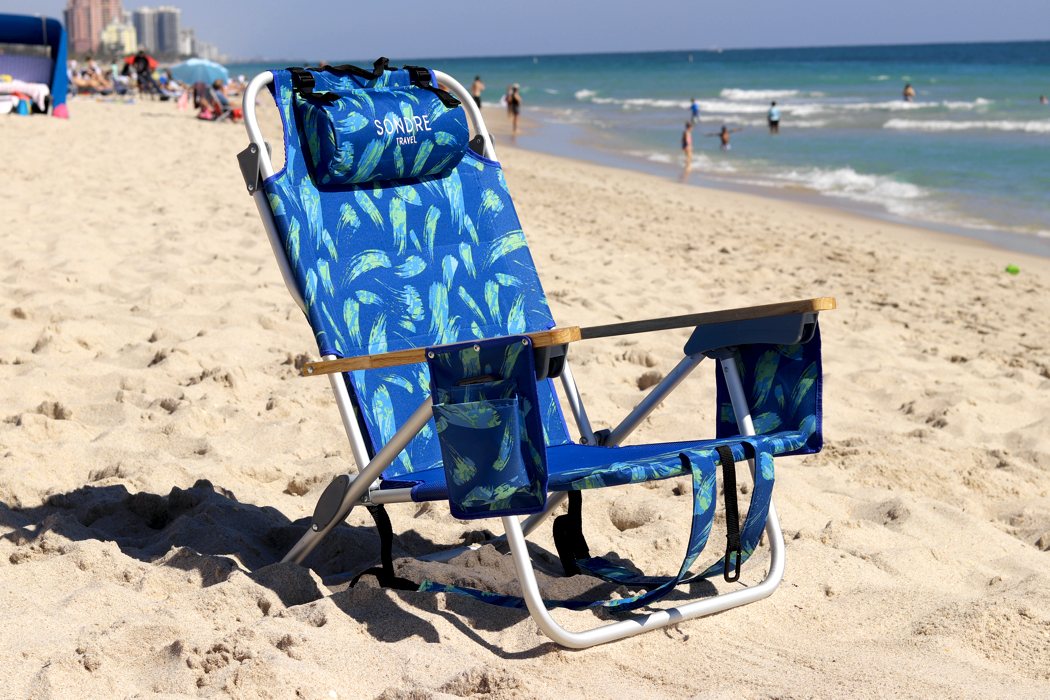 sandy beach，blue，knapsack，chair，Voyage，