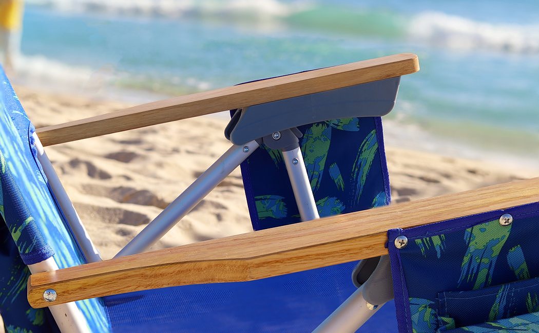 sandy beach，blue，knapsack，chair，Voyage，