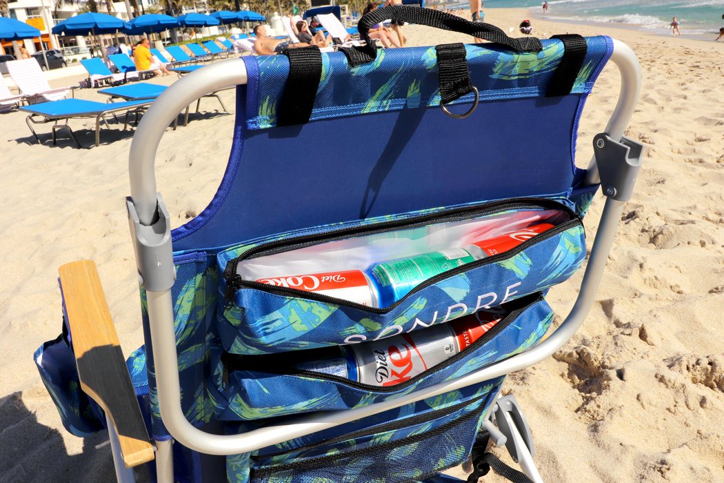 sandy beach，blue，knapsack，chair，Voyage，