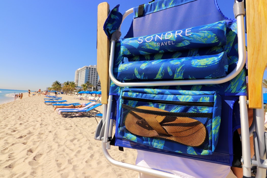sandy beach，blue，knapsack，chair，Voyage，