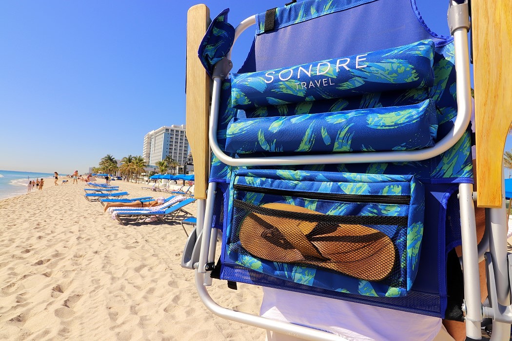 sandy beach，blue，knapsack，chair，Voyage，