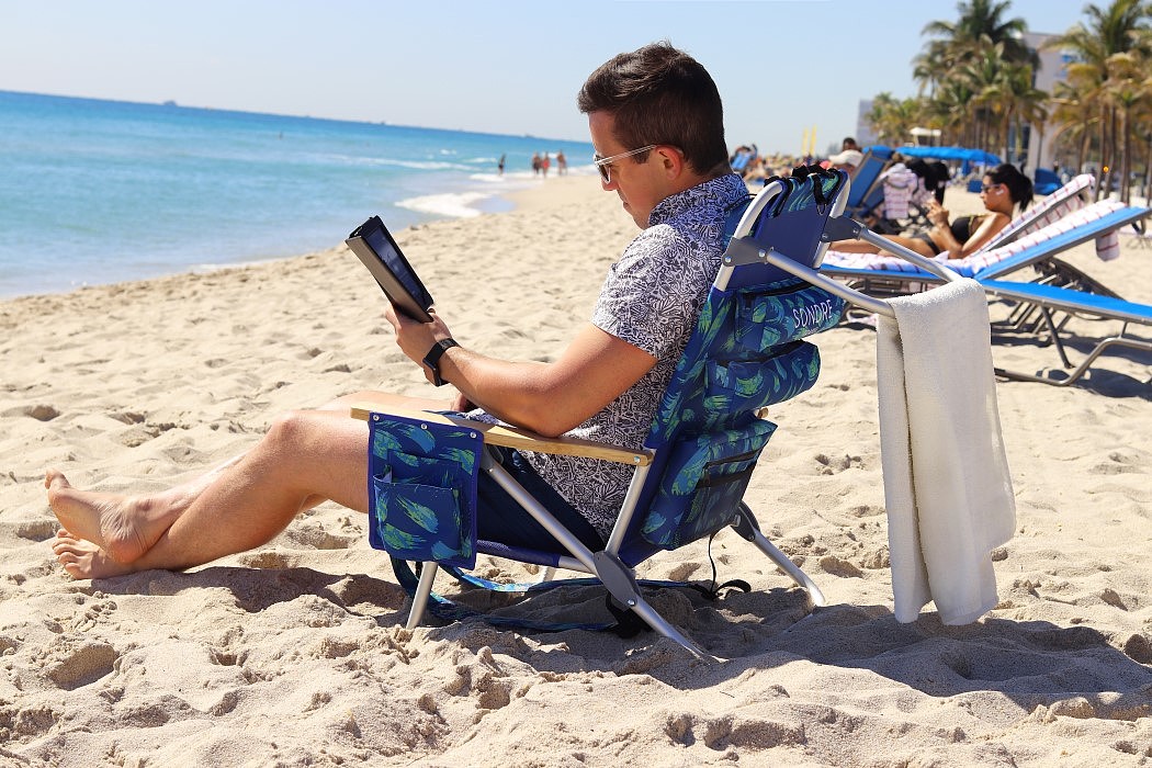 sandy beach，blue，knapsack，chair，Voyage，