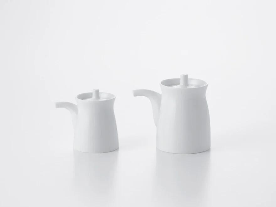 Soy sauce bottle，G type soy sauce bottle，Catering design，Japanese cuisine，Ceramic design，industrial design，White Mountain Pottery，Japanese design，daily good things，Shi Xiaoxi，Good things at the table，Longevity Design，Daily Good Recommendations，Why is this design good?，Kitchen good，Ceramic tableware，Japan excellent design award，product design，
