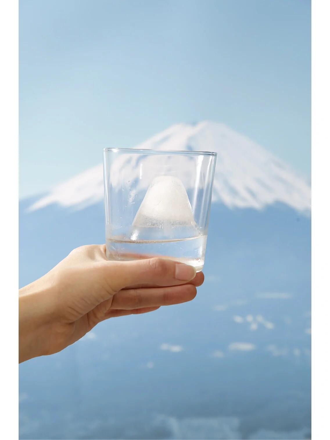 ice block，industrial design，Ice maker，Bruno，product design，Notes Inspiration，Good things in summer，The silence，Shi Xiaoxi，Daily good things to share，Summer Drinks，A toast to summer.，Japanese design，Mount Fuji ice cube，Why is this design good?，