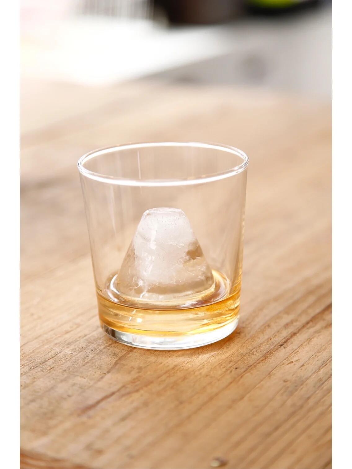 ice block，industrial design，Ice maker，Bruno，product design，Notes Inspiration，Good things in summer，The silence，Shi Xiaoxi，Daily good things to share，Summer Drinks，A toast to summer.，Japanese design，Mount Fuji ice cube，Why is this design good?，