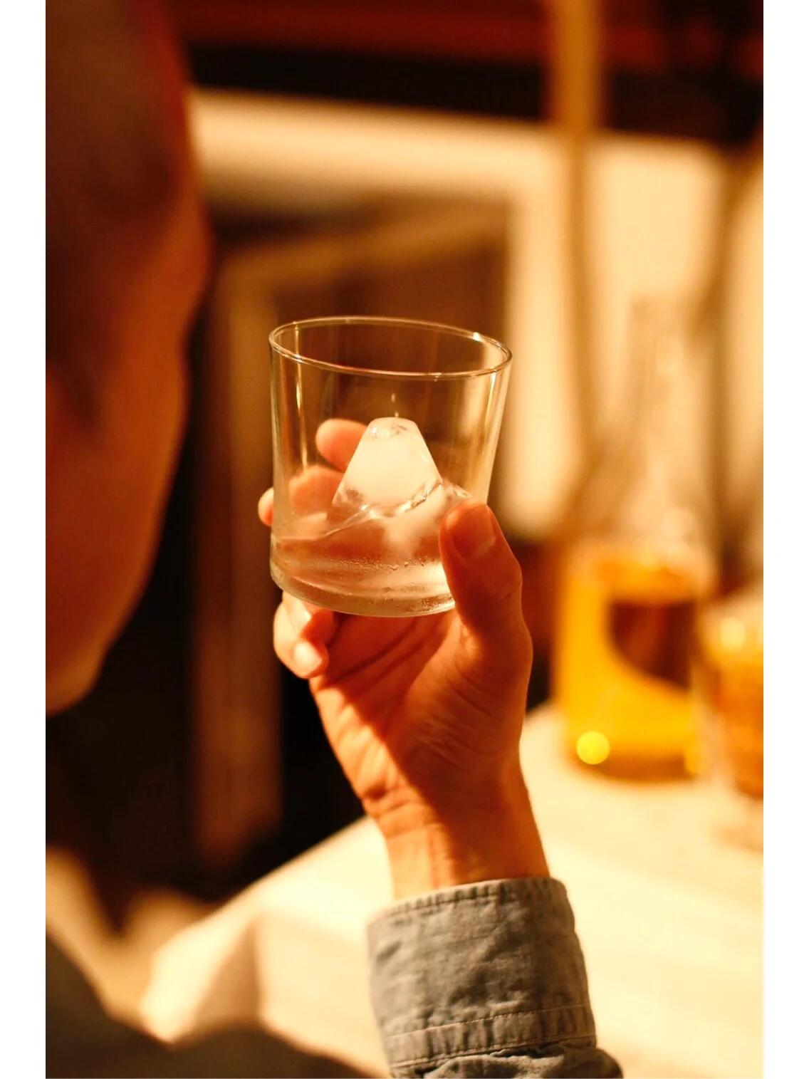ice block，industrial design，Ice maker，Bruno，product design，Notes Inspiration，Good things in summer，The silence，Shi Xiaoxi，Daily good things to share，Summer Drinks，A toast to summer.，Japanese design，Mount Fuji ice cube，Why is this design good?，