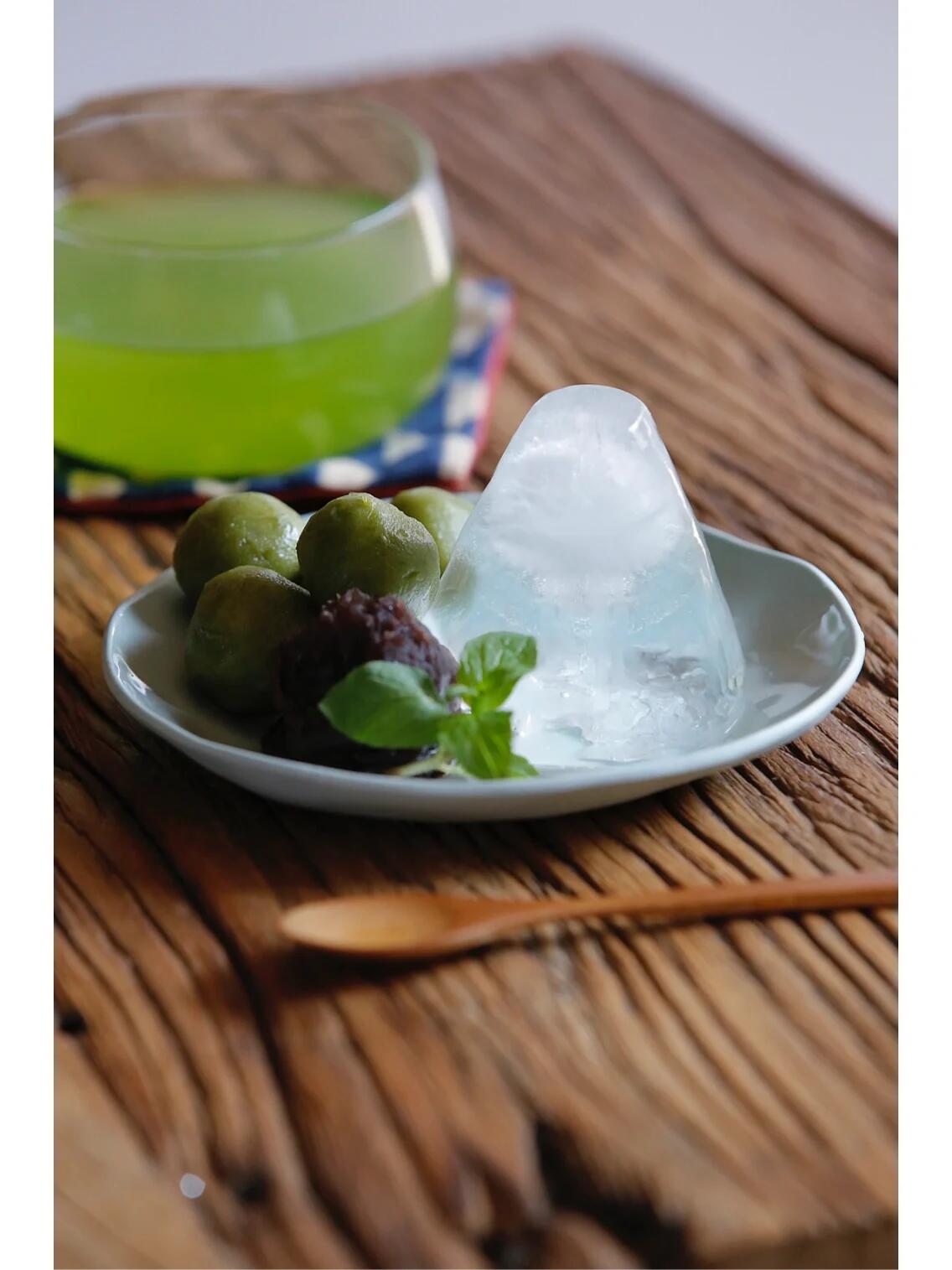 ice block，industrial design，Ice maker，Bruno，product design，Notes Inspiration，Good things in summer，The silence，Shi Xiaoxi，Daily good things to share，Summer Drinks，A toast to summer.，Japanese design，Mount Fuji ice cube，Why is this design good?，