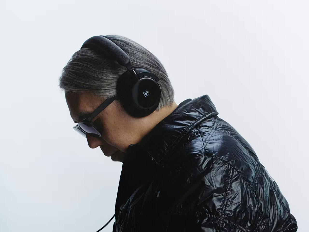 Bang & Olufsen，Beoplay H100，anodic oxidation ，Fragment Design，monochrome aesthetics，
