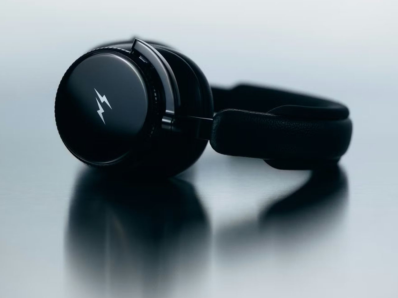 Bang & Olufsen，Beoplay H100，anodic oxidation ，Fragment Design，monochrome aesthetics，