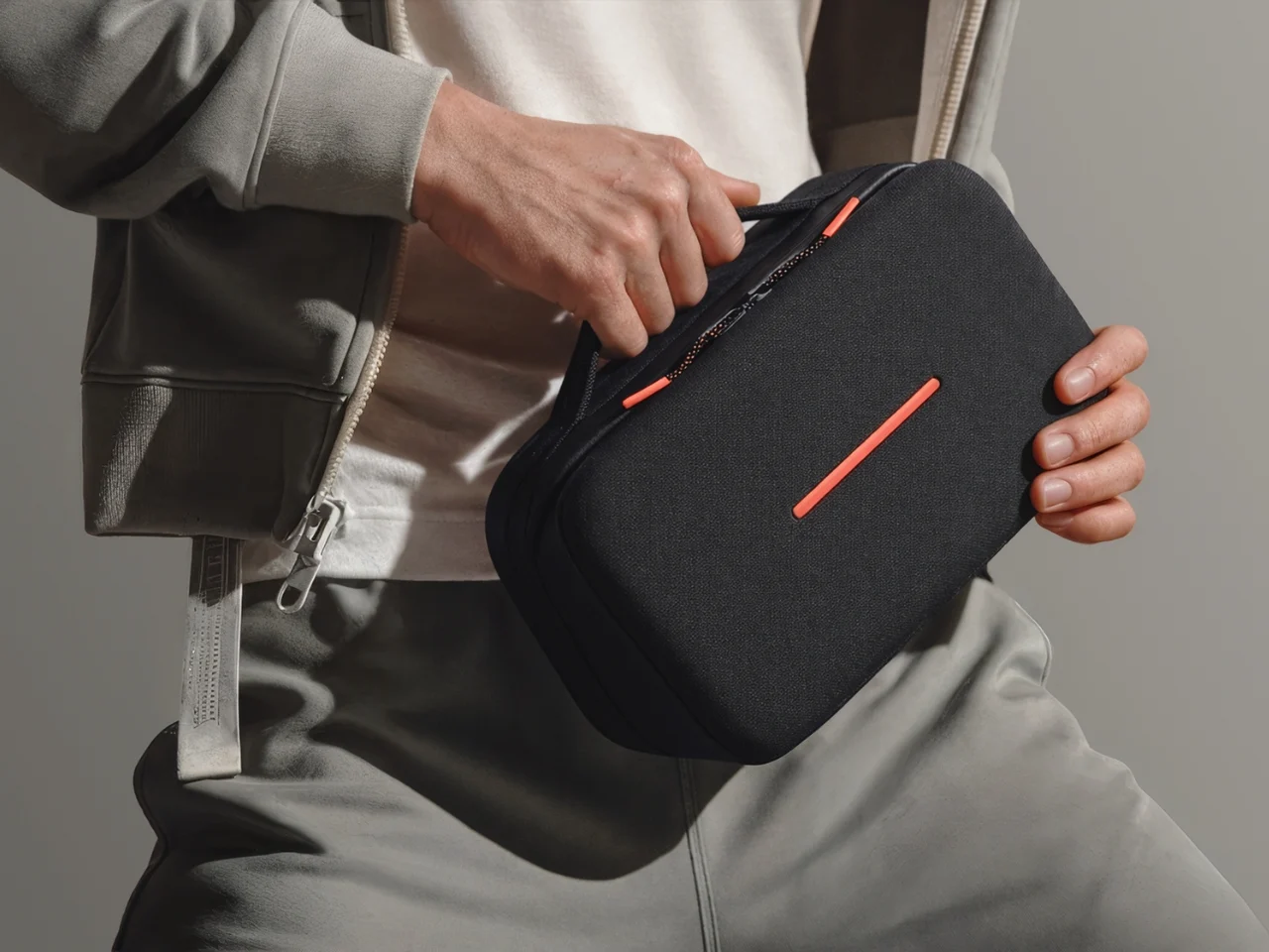 Deformation storage bag，Mobile phone bracket，Wireless charging dock，minimalist consumption，RED DOT，