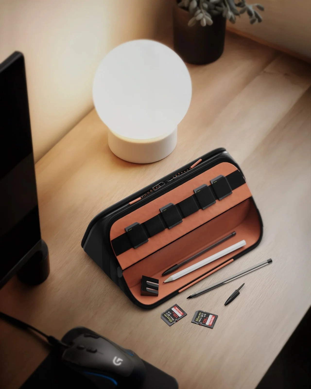 Deformation storage bag，Mobile phone bracket，Wireless charging dock，minimalist consumption，RED DOT，