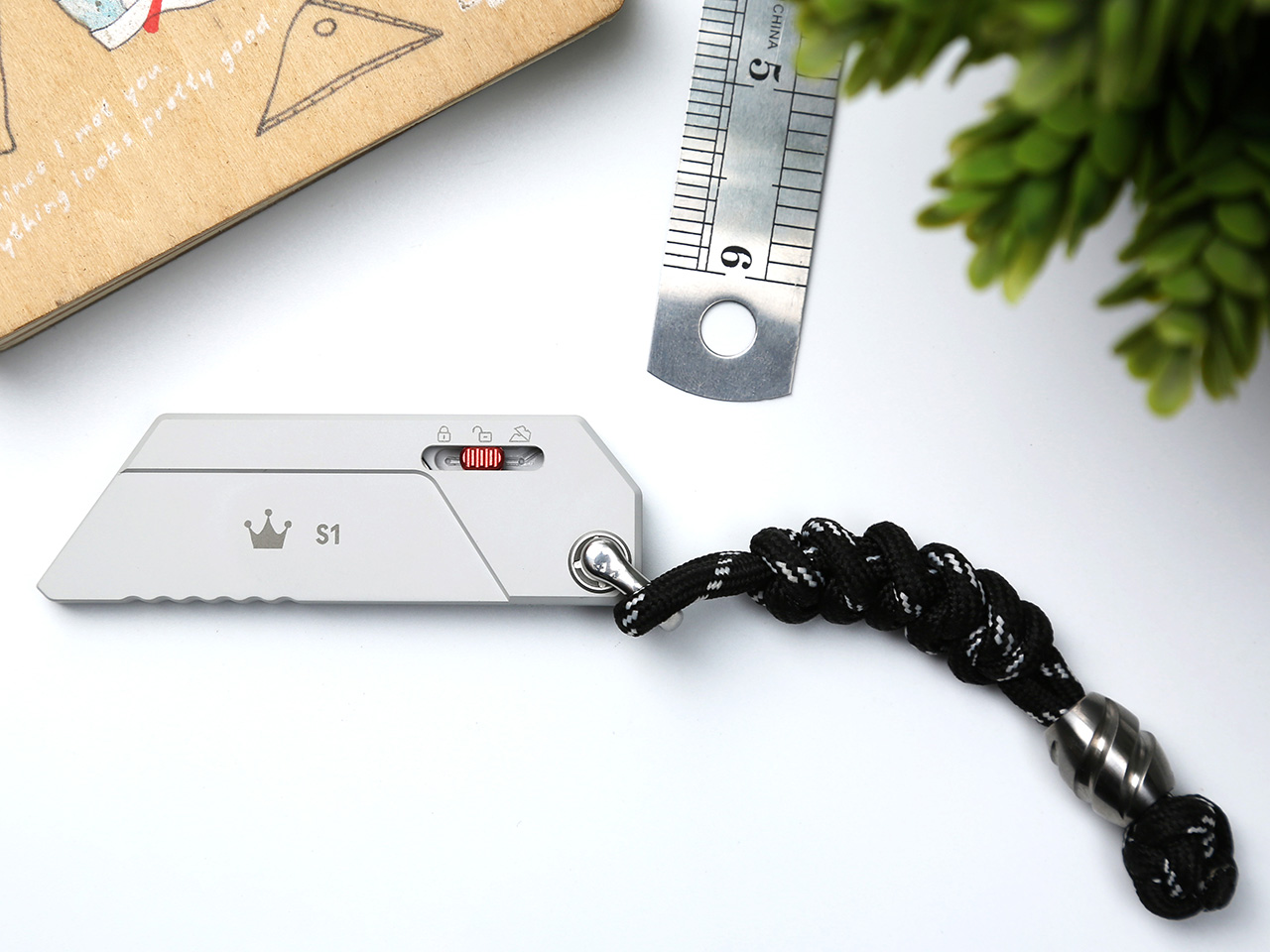 The knife，sharp，titanium alloy，EDC，gravity slide-out mechanism，