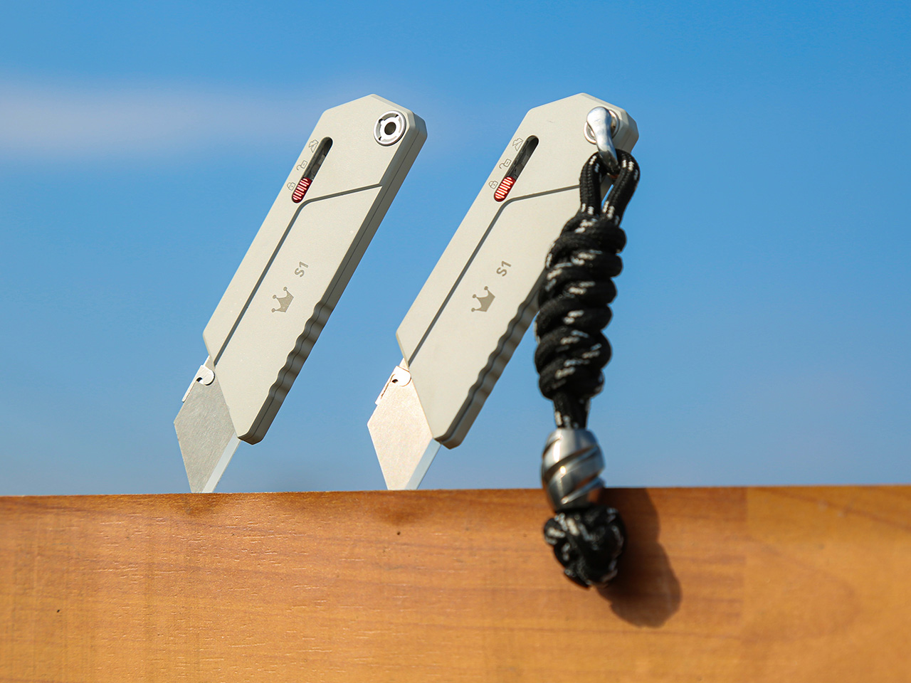 The knife，sharp，titanium alloy，EDC，gravity slide-out mechanism，