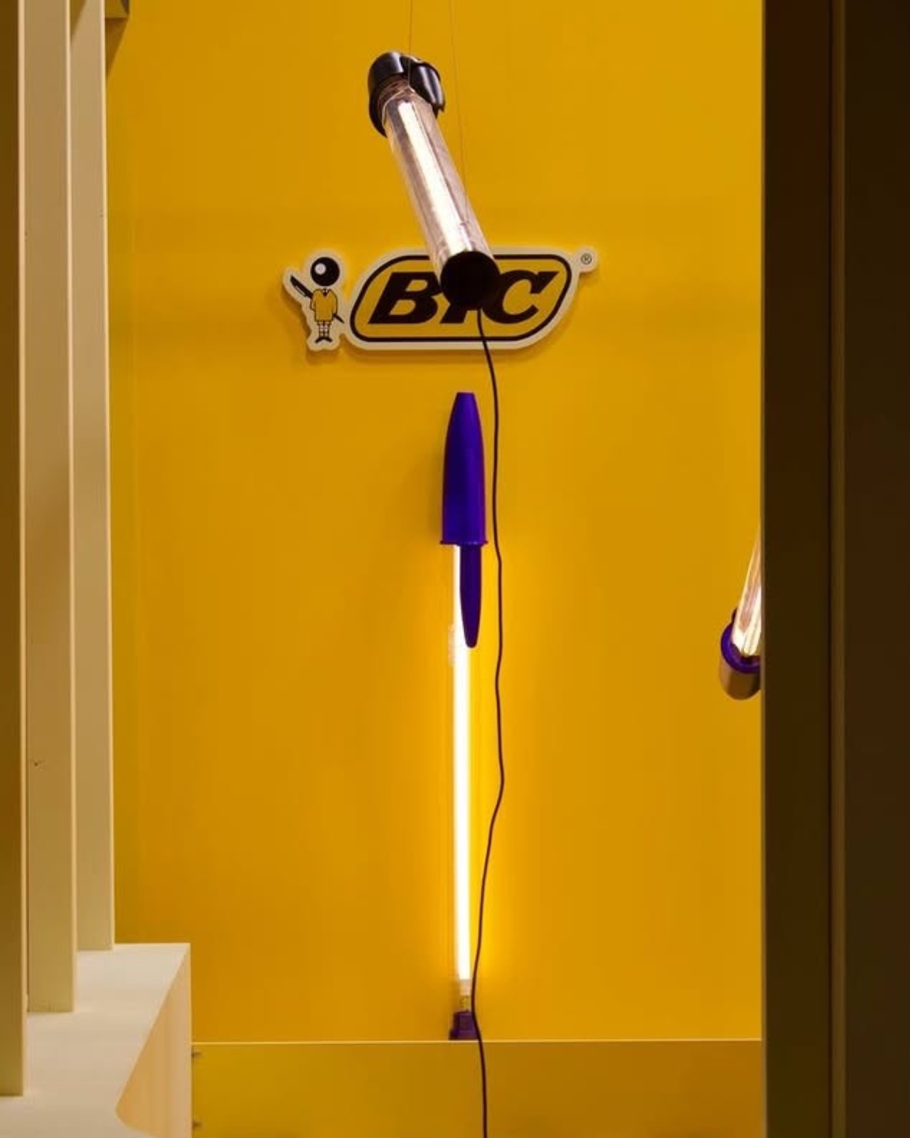 BIC Cristal，ball pen，Selection，LED light source，scale transformation，